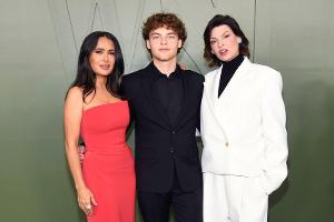 Linda Evangelista posiert mit Sohn Augustin und Salma Hayek