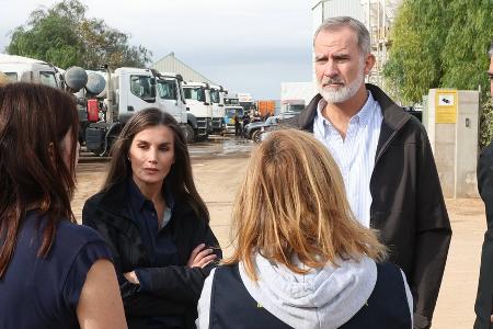Hochwasser-Opfer bewerfen spanisches Königspaar mit Schlamm