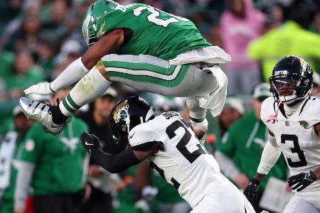 NFL-Star Barkley überspringt Gegenspieler - rückwärts