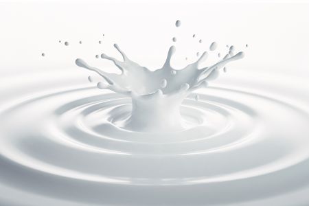 Isolierter Milchkronenspritzer auf weißem Hintergrund