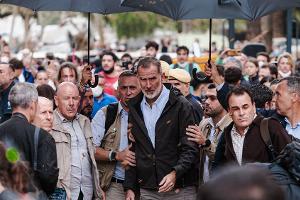 Mit Schlamm beworfen: Spanisches Königspaar reagiert mit Verständnis