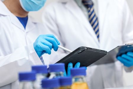 Forschende untersuchen Verpackungsmaterial