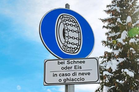 Fahren im Winter - Verkehrsschild