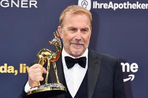 Kevin Costner nimmt Bambi an - und verpasst "Yellowstone"-Premiere
