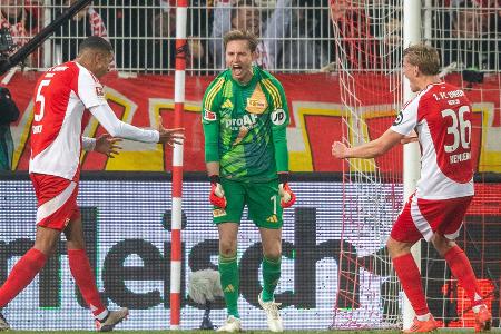 Lob für Elfmeter-Killer Rönnow - aufbauende Worte für Grifo