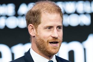 Prinz Harry überrascht trauernde Militärkinder mit Süßigkeiten