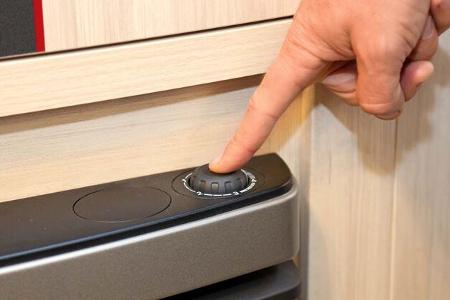 Beim Zündvorgang Temperaturregler länger drücken, bis Zündsicherung Gasfluss freigibt