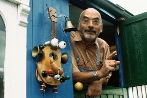 Peter Lustig schaut in der Sendung "Löwenzahn" aus seinem Bauwagen