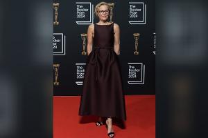 Booker-Literaturpreis: Gillian Anderson strahlt in Burgunder