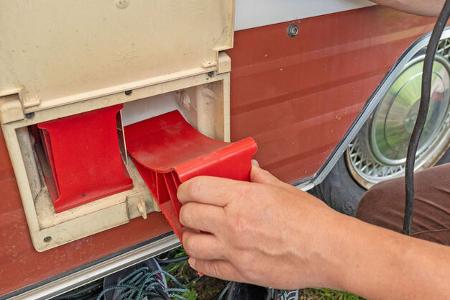 Praktisches Außenfach: Die auffällig roten Keile sind hier sicher untergebracht.