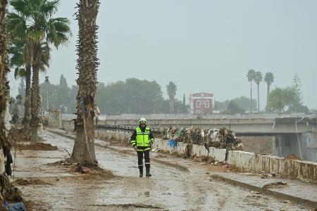Unwetterkatastrophe: Valencia spielt in schwarzen Trikots