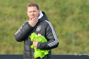 Besondere Geste: Todkranker Junge verteilt DFB-Leibchen