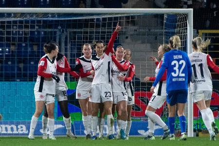 Slapstick-Handelfmeter: Frankfurt bleibt an Wolfsburg dran