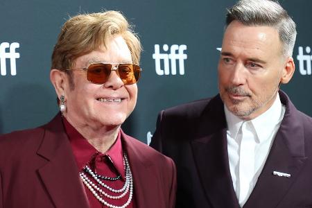 Elton John schwärmt von später Vaterschaft: 