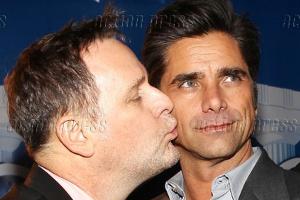 John Stamos: Er unterstützt Dave Coulier mit einer Glatzenmütze