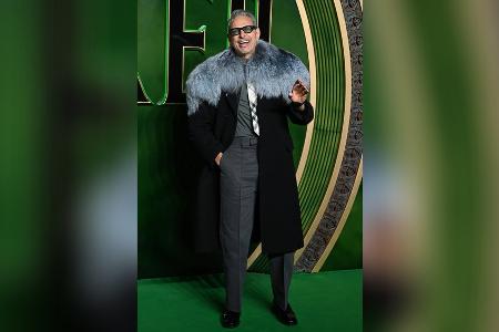 Blauer Pelzkragen: Jeff Goldblum plüschig bei 