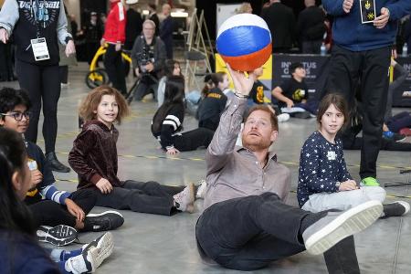 Sportlich: Prinz Harry spielt in Vancouver mit Schülern Sitzvolleyball