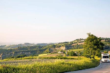 Bergstraße, hier bei Mergo, im Weinanbaugebiet von Jesi.
