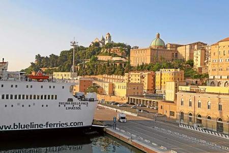 In der Hauptstadt der Marken zeugt schon der Triumphbogen von antiker Blüte.