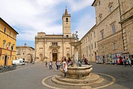 Im hügeligen Hinterland der Marken liegt dieser bildschöne Ort mit seiner mittelalterlichen Altstadt.