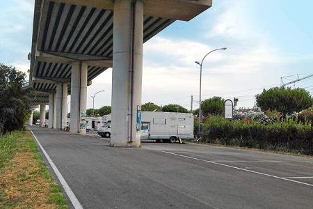Der laute Stellplatz unter einer Brücke.