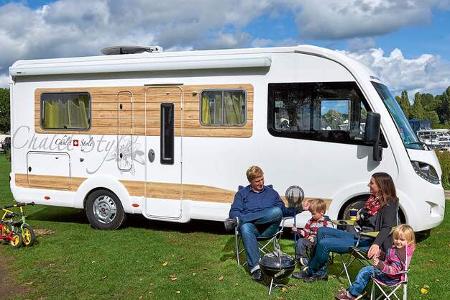 Die Familie fühlt sich mit ihrem Chalet-Mobil im Urlaub, auch wenige Kilometer von Zuhause entfernt.