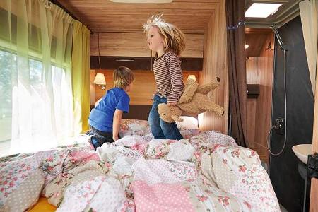 Auf dem Bett der Eltern können die Kinder gut toben.