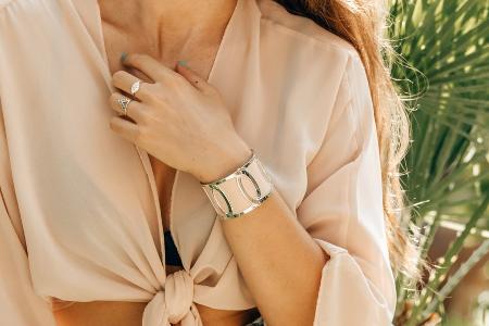 Accessoires im Fokus: Breiter Armschmuck ist jetzt Trend