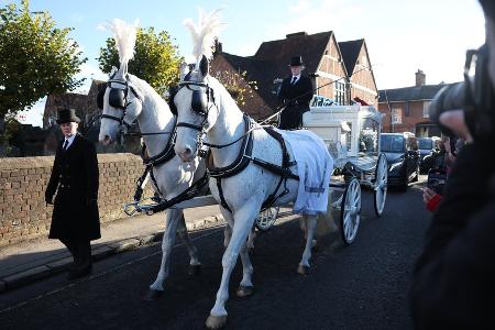 Beerdigung von Liam Payne: Weiße Pferdekutsche zieht Sarg zur Kirche