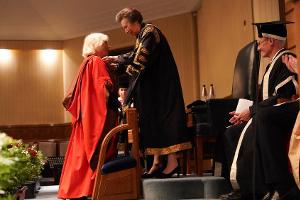 Prinzessin Anne macht Königin Camilla zur Ehrendoktorin