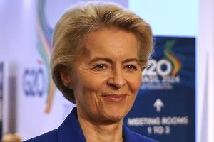 Auf Flug nach Brüssel: Ursula von der Leyen leistet Erste Hilfe