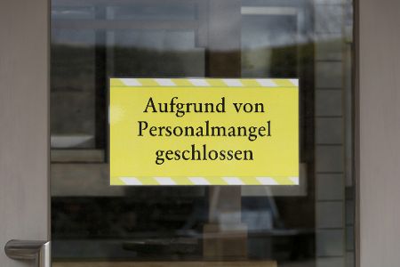 Hinweisschild: Aufgrund von Personalmangel geschlossen