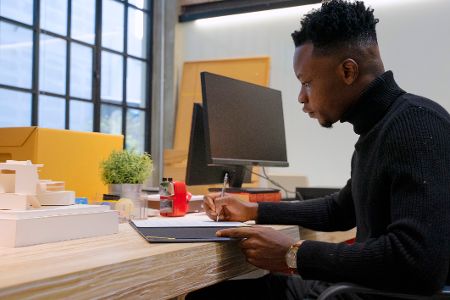 Jungunternehmer unterschreibt Vertrag