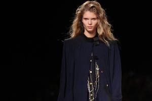 Das neue Schwarz? Dunkelblau als Trendfarbe für den Herbst und Winter