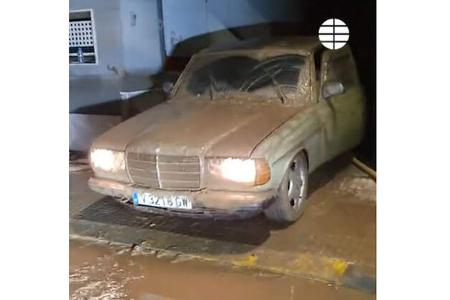 Dieser Mercedes 300D der Baureihe W123 sprang nach einer Überflutung in Spanien wieder an.