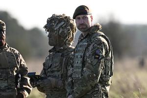 Prinz William in voller Soldatenuniform bei Militärübung