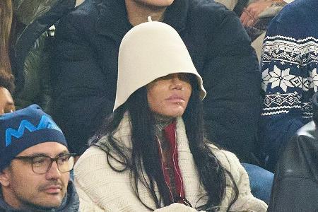 Kuriose Kopfbedeckung: Leroy Sanés Freundin zeigt sich mit Topfhut