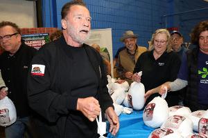 Seit drei Jahrzehnten: Arnold Schwarzenegger spendet erneut Truthähne