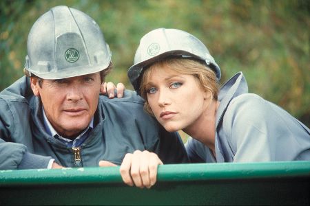 James Bond und eine Frau mit Bauhelmen auf dem Kopf
