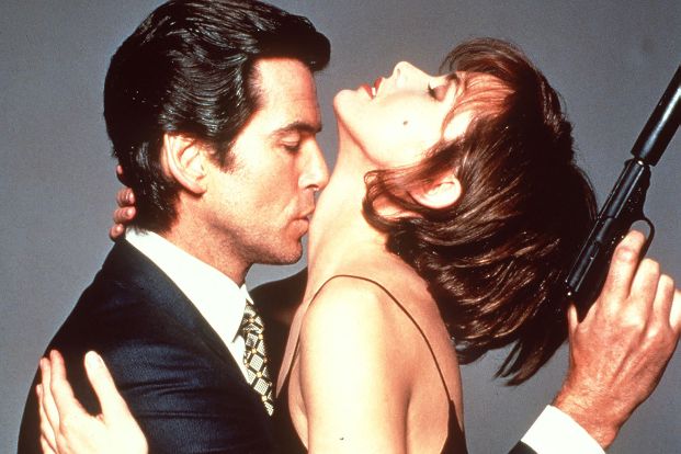 James Bond küsst eine Frau auf den Hals