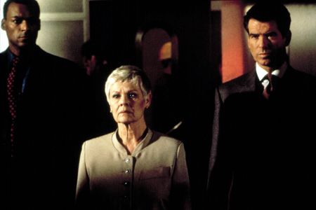 James Bond mit M und einem weiteren Agenten