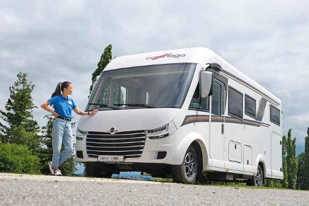 Carthago C-Tourer 145, Redakteurin, Asphalt, Bäume