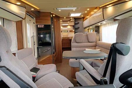 Holzoptik, helle Hängeschränke, LED-Beleuchtung, graue Polsterung