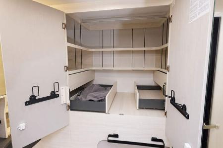 f Chausson 640 Titanium (2023) Kleiderschrank