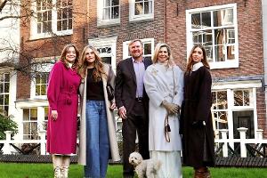 Hund Mambo amüsiert beim Familien-Shooting der niederländischen Royals