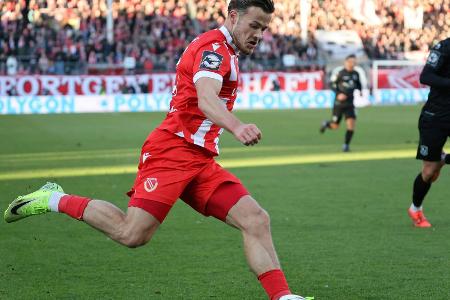 Cottbus verteidigt Tabellenführung - Dresden erster Verfolger