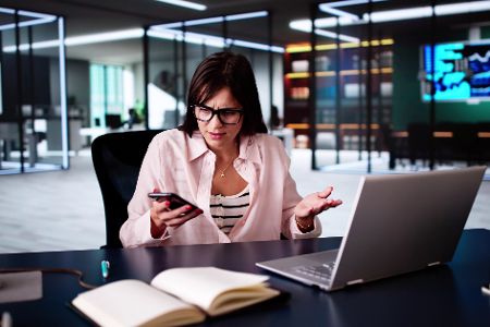 Dame bekommt Betrugsanruf im Büro