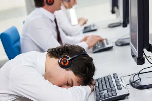 Schlafende Mitarbeiter eines Callcenters