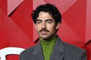 Neuer Look: Joe Jonas präsentiert Schnurrbart auf dem roten Teppich