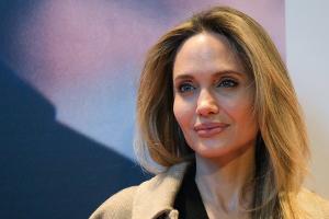 Bewegende Rede: Angelina Jolie ehrt ihre verstorbene Mutter